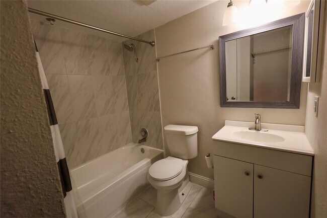 Building Photo - 1840 Burton Dr