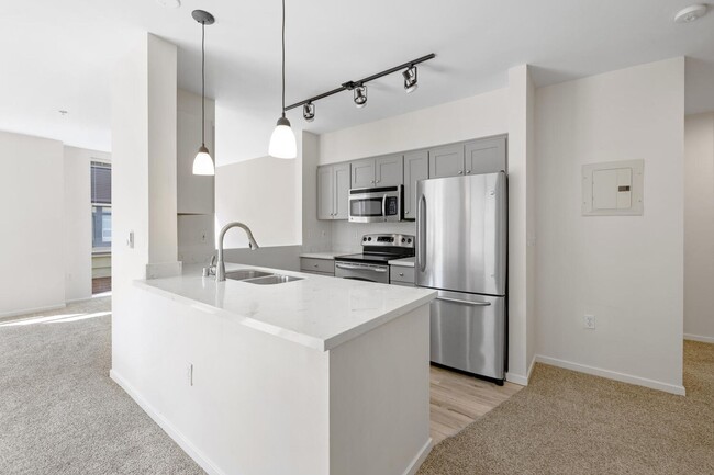 Building Photo - Beautiful 2 Bed 1.75 Bath Condo in Downtow...