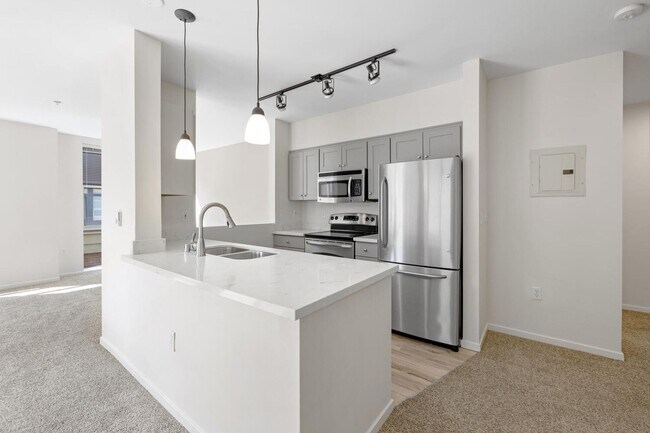 Building Photo - Beautiful 2 Bed 1.75 Bath Condo in Downtown Bellevue