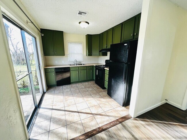 Building Photo - Cute 2BD 1BA Home w/ Bonus Room in Midwest...