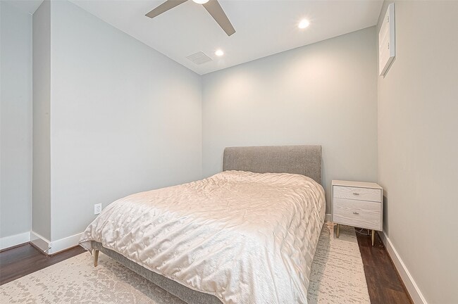 Building Photo - 712 Clark St