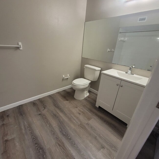 Building Photo - 1/1 condo on ground floor available now in Rockledge