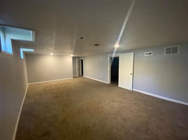 Building Photo - Large 5 bedroom 2 bath home in Derby