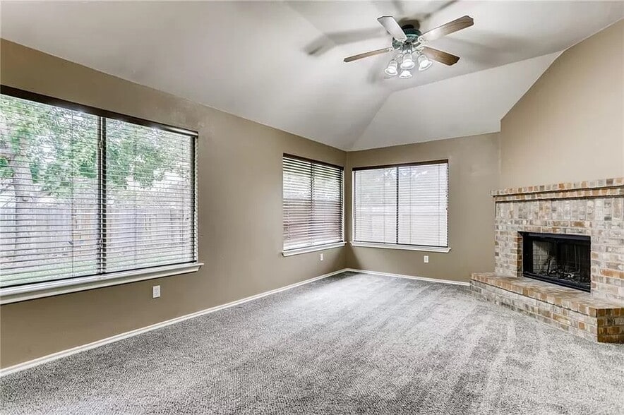 Family room - 414 Steeplechase Dr