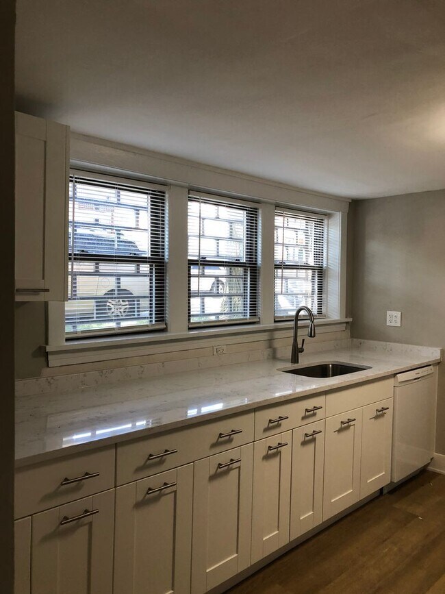 Building Photo - 2056 N Oakley Ave