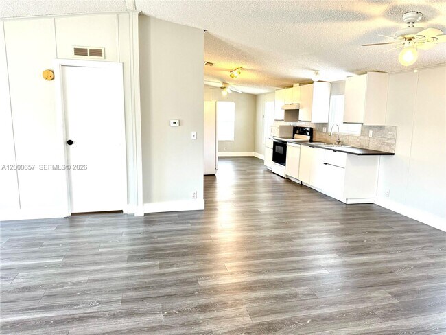 Building Photo - 220 NE 12th Ave