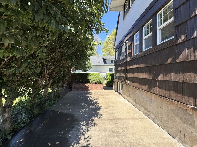 Building Photo - 540 Van Buren St