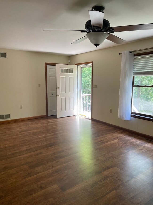 Building Photo - 3 Bedroom Home in Dauphin
