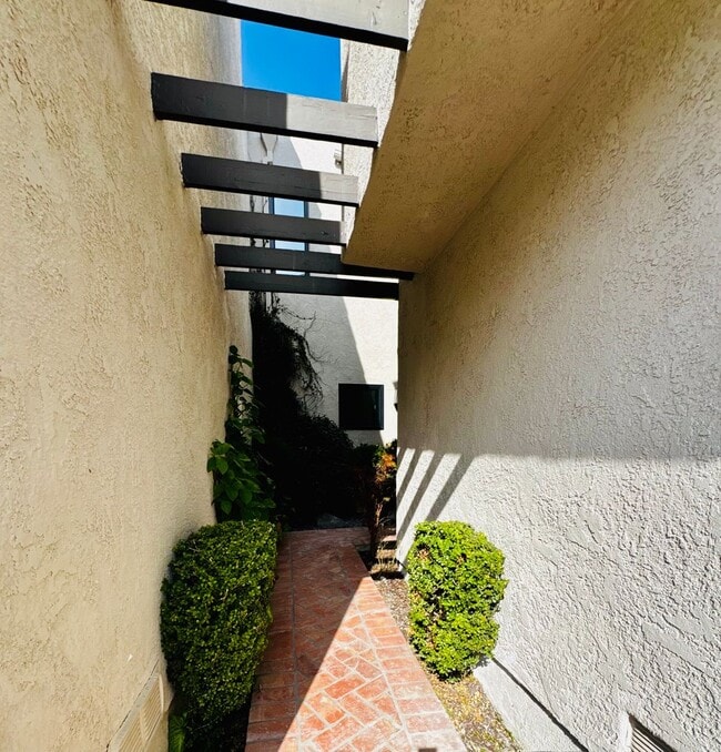 Building Photo - Remodeled 3/3 Townhome For Rent in Huntington Harbor!