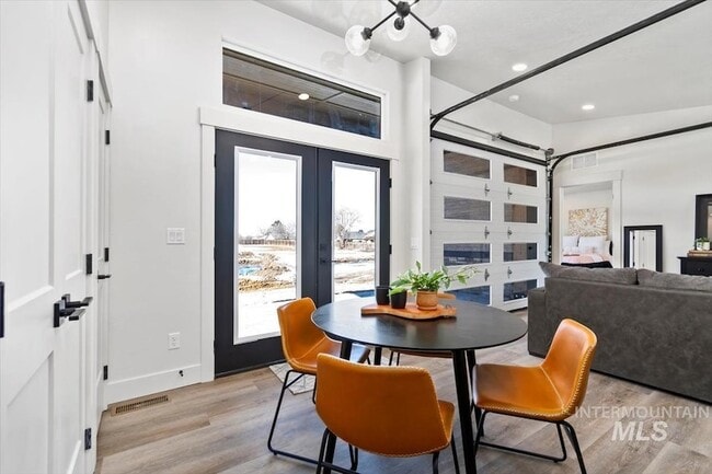 Building Photo - 384 London St