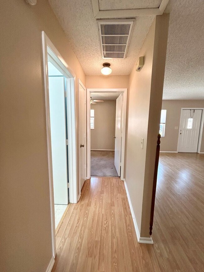 Building Photo - 2 Bedroom Villa with Screened in Patio!