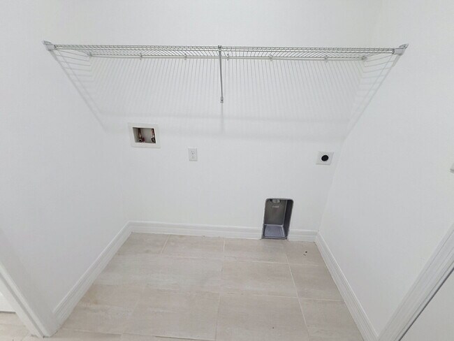 Building Photo - Welcome home to this gorgeous 4-bedroom, 2-bath home!