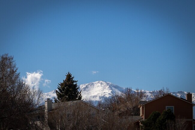 Building Photo - Beautiful 2 Bedroom End-Unit Townhouse in Montarbor Villas w/ Mountain Views