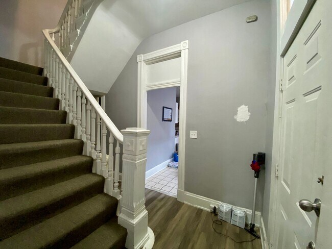 Building Photo - 7 bedroom/ 3bath Mins. from UC + Med Campu...