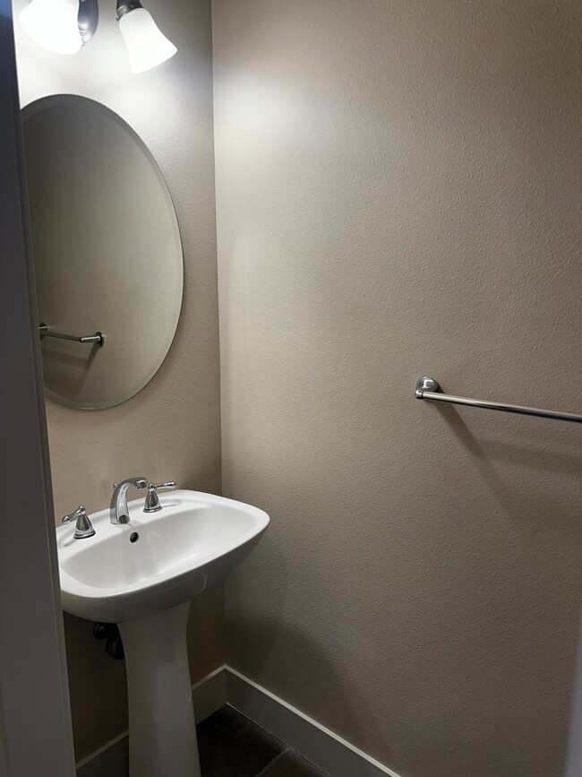 Building Photo - 3Bd/2.5Ba Bellevue Townhouse