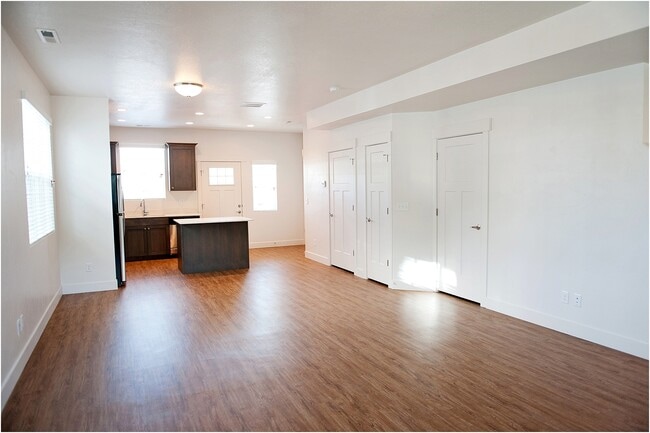 Building Photo - 372 W 200 N