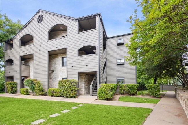 Building Photo - 1510 W N Loop Blvd