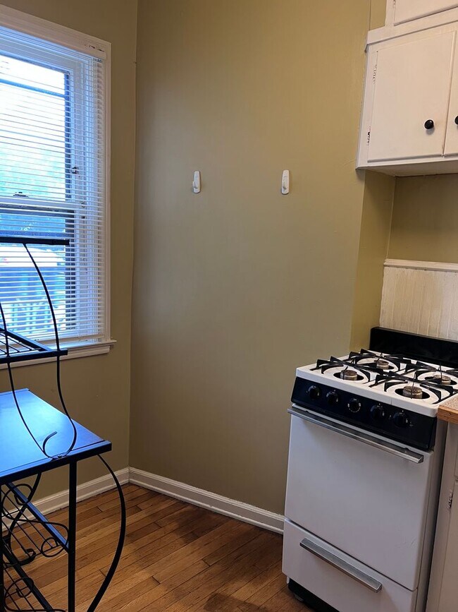 Building Photo - Adorable One Bedroom Upper in Heritage Hil...