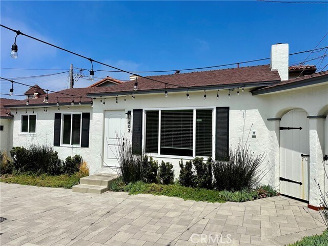 Building Photo - 403 Avenida Victoria