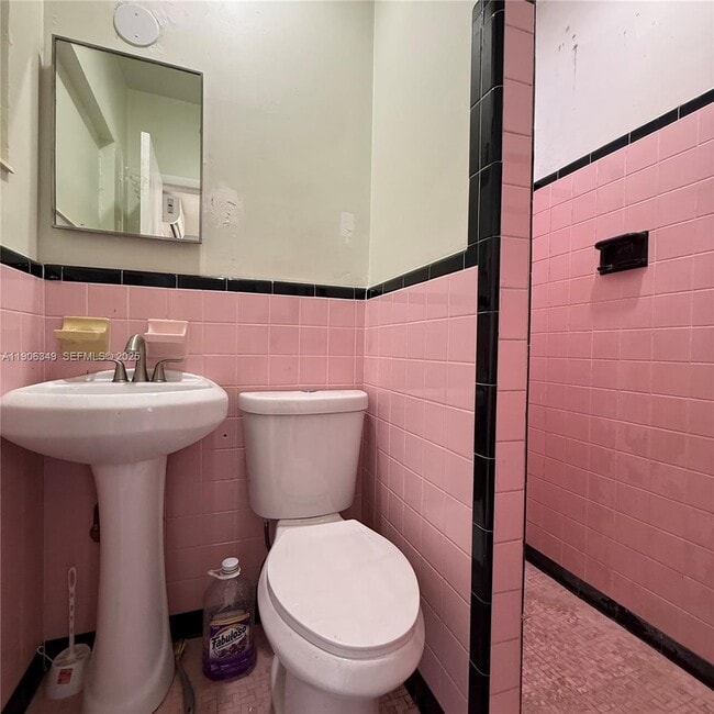 Building Photo - 275 W 16th St