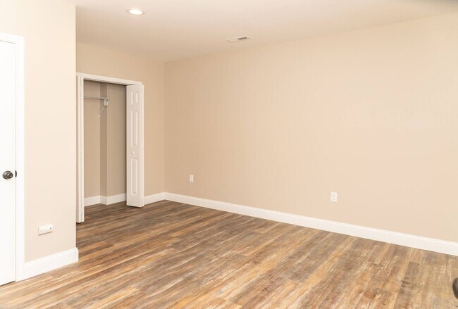 Building Photo - Condo Living 26 Hundred sq Ft!!