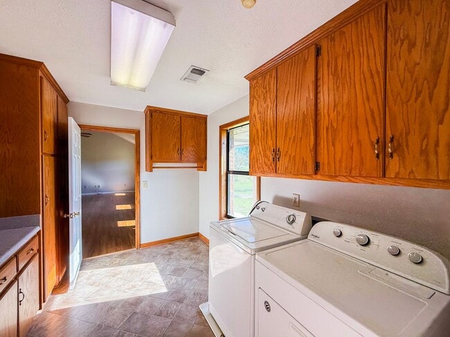 Building Photo - Newly repainted 3-bedroom, 2-bath home