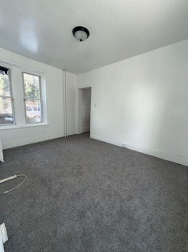 Building Photo - 321 E Price St