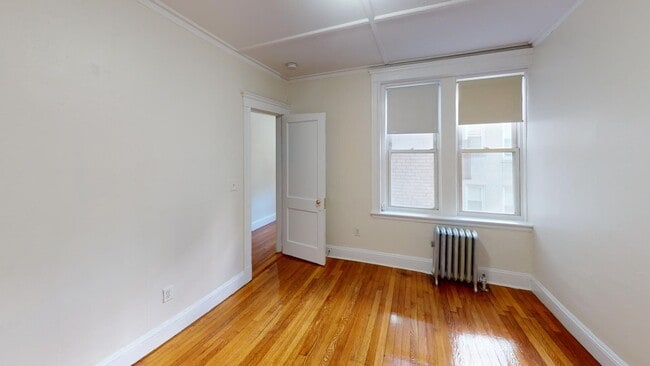 Building Photo - Avl NOW - No Fee! Split style 2BR in the heart of the Fenway