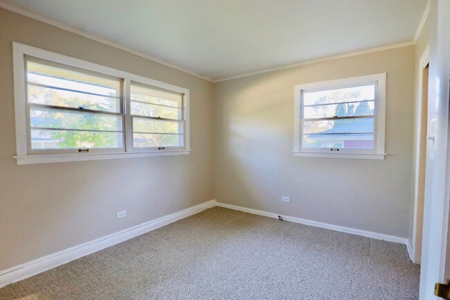 Building Photo - 423 Lawrence Ave