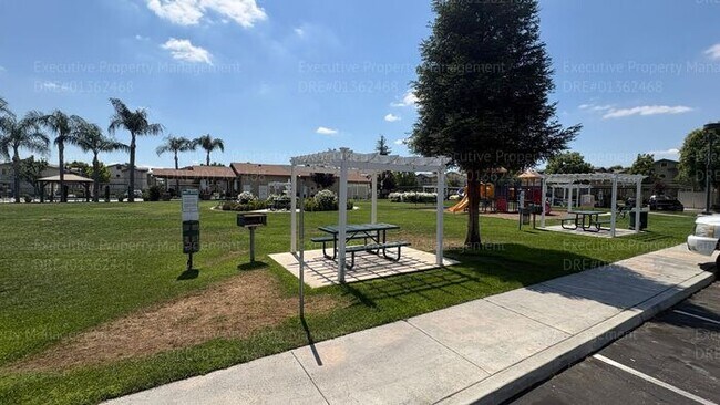 Building Photo - 2 bedroom 1.5 bathroom townhome located in a gated community near Hosking Ave/ S. Union Ave