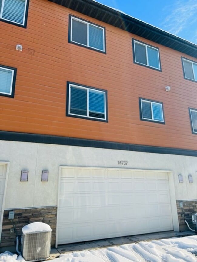 Building Photo - Beautiful 2018 townhome with 2 car garage and tall ceilings.
