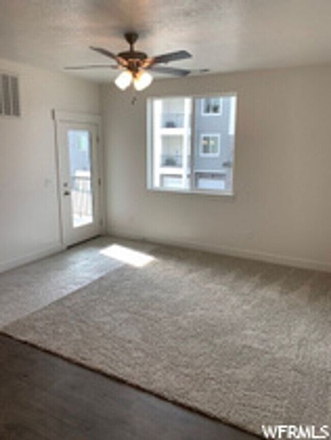 Building Photo - Incredible Vineyard Condo with Garage