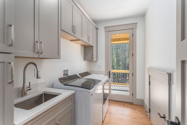 Building Photo - Stunning House w/ Amenities to Camp Lake J...