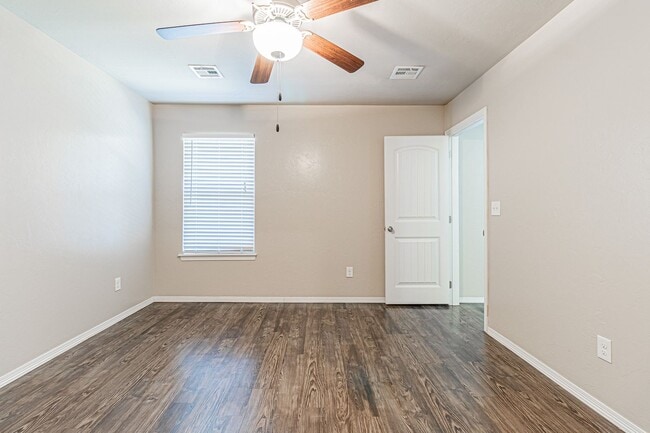 Building Photo - Buena Vida awaits for you!