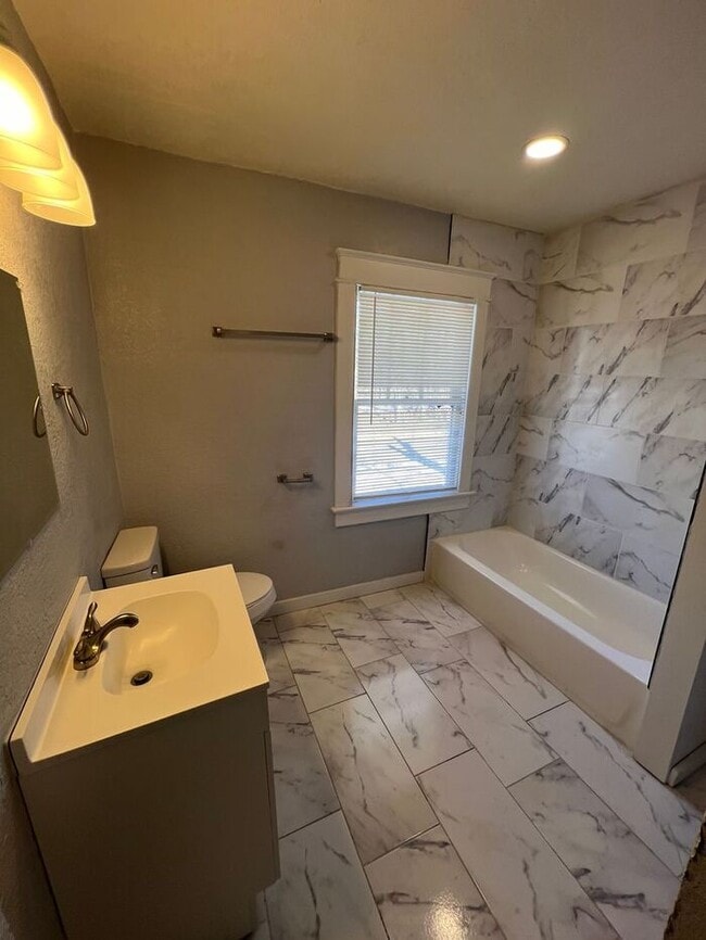 Building Photo - Spacious 5-Bedroom Home with Enclosed Porc...
