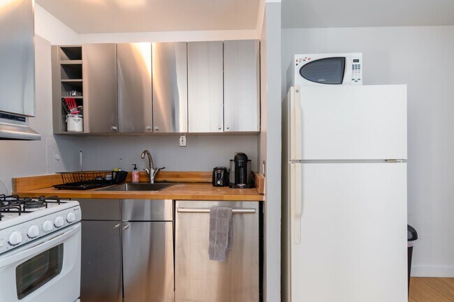 Building Photo - Sunlit 1BR Apartment with a Versatile Second Room at Claridge House