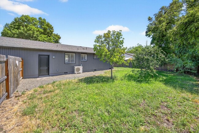 Building Photo - Modern 2-Bedroom Duplex with New Kitchen &...