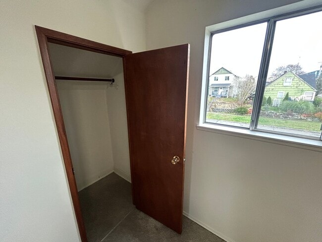 Building Photo - Great 3 bedroom 1.75 bath House in Tacoma with large backyard!