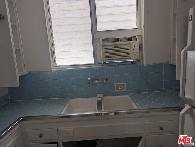 Building Photo - 1323 N Olive Dr