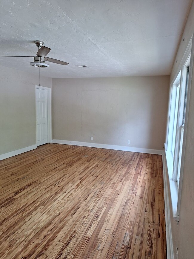 Building Photo - To schedule a Showing or Submit an Applica...