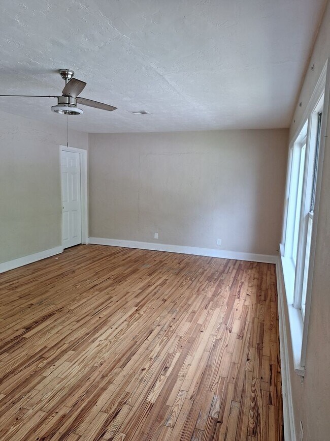 Building Photo - To schedule a Showing or Submit an Application please visit: https://www.rpmdiversified.com/house...