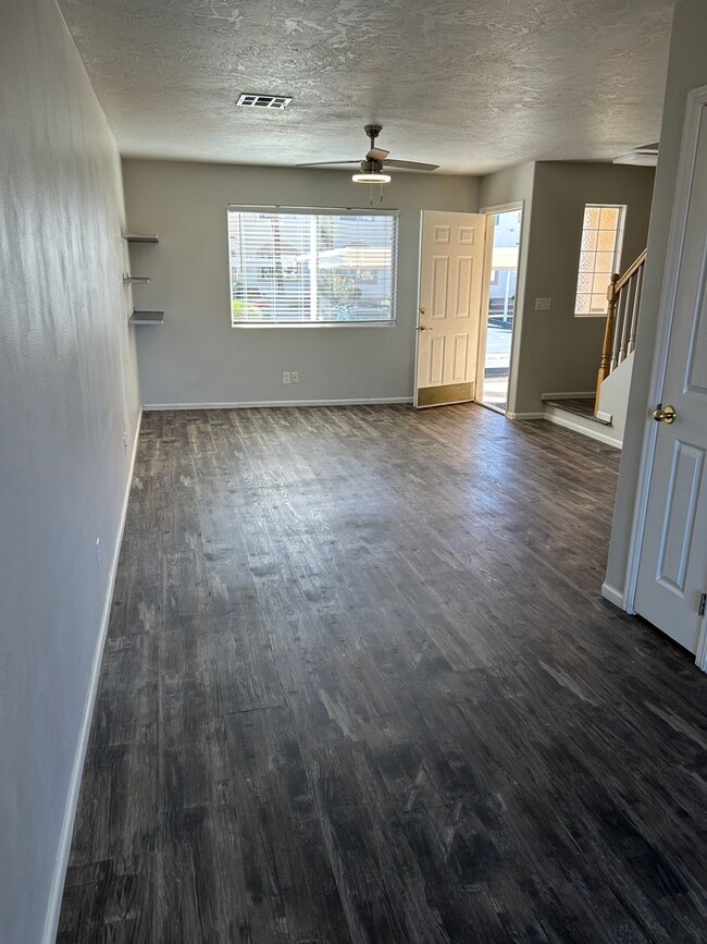 Building Photo - Aztec Circle Townhome, 2 bedroom 2.5 bath,...