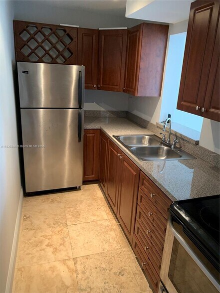 Primary Photo - 1740 NW North River Dr
