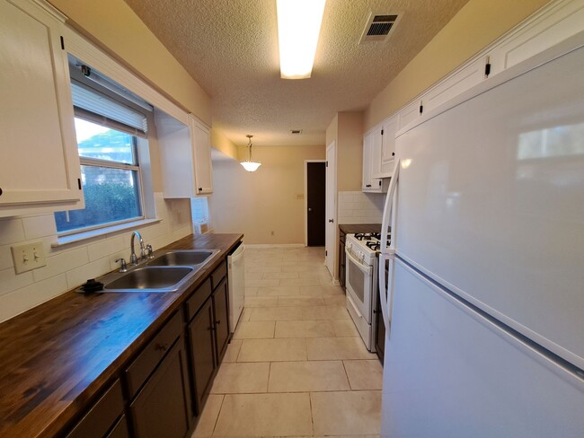 Building Photo - Remodeled 3BR/2BA home in great central lo...