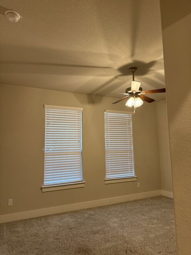 Building Photo - 3/2/2 MOVE IN SPECIALS -Great Location -
