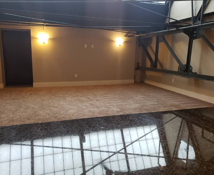 Building Photo - 411 Brady St