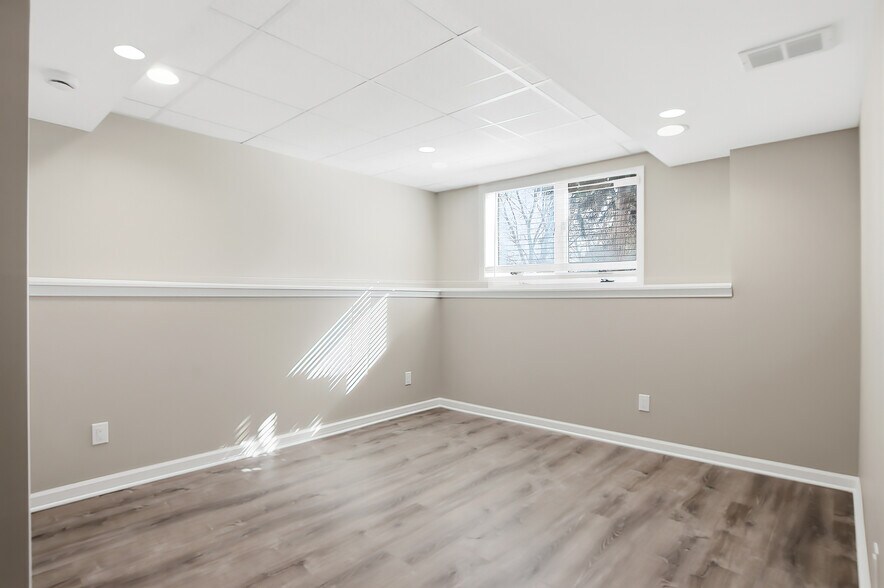 Building Photo - 6582 Lakeside Rd