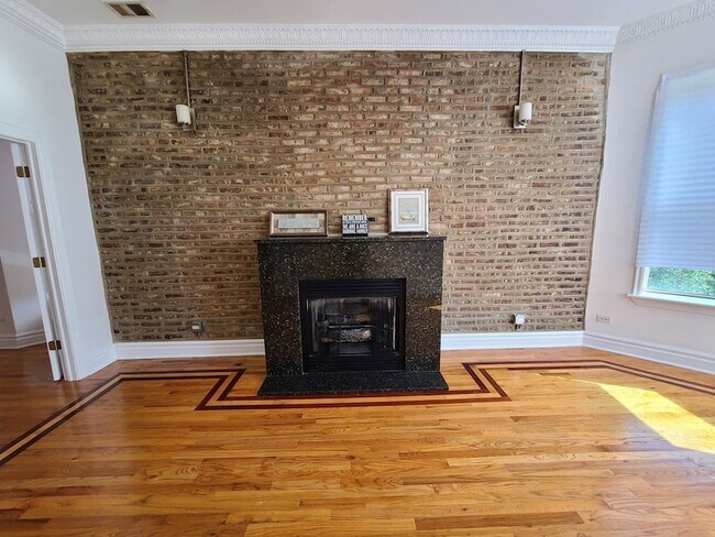 Building Photo - 4856 S Prairie Ave
