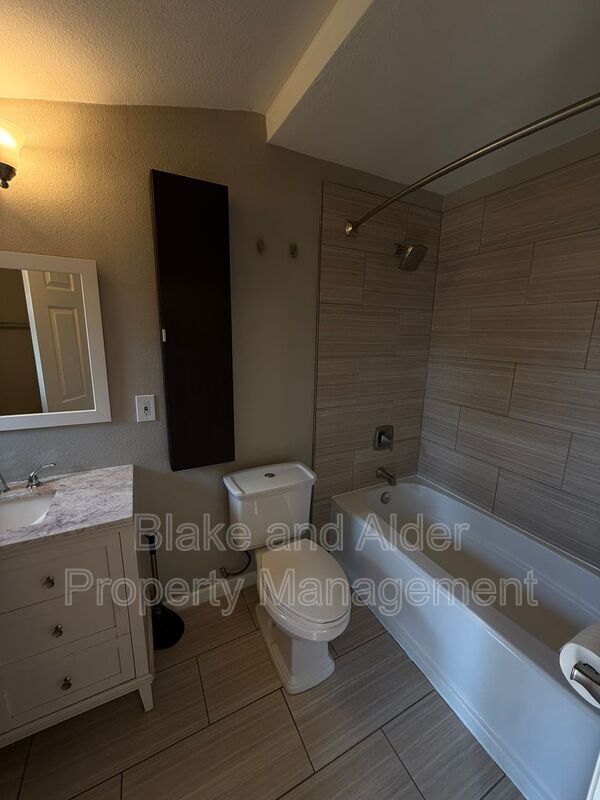 Building Photo - 5916 SE Knapp St