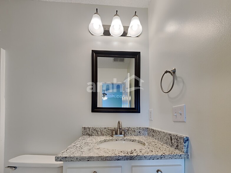 Building Photo - 114 Blue Jasmine Ln